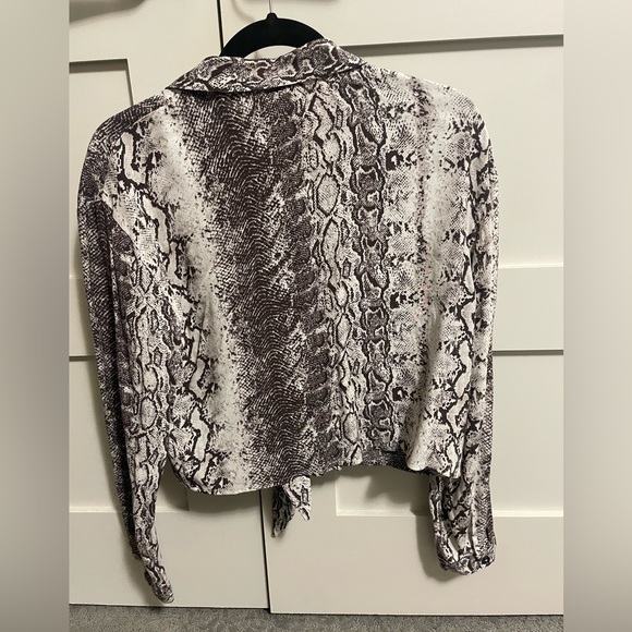 Snake print dynamite blouse - Picture 5 of 5